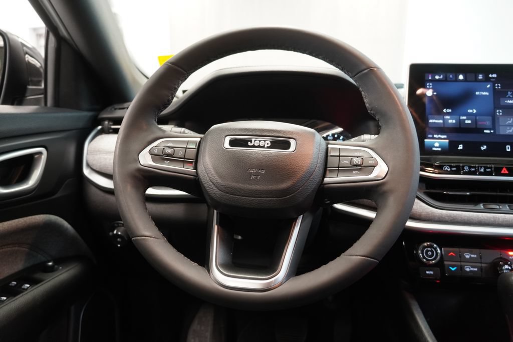 Used 2023 Jeep Compass Latitude AWD/4WD image 17