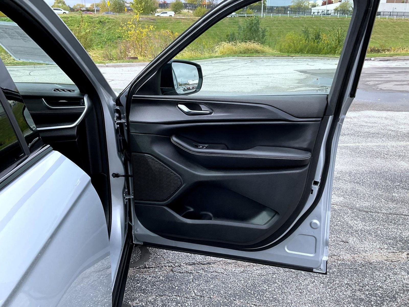 Used 2024 Jeep Grand Cherokee Altitude image 16