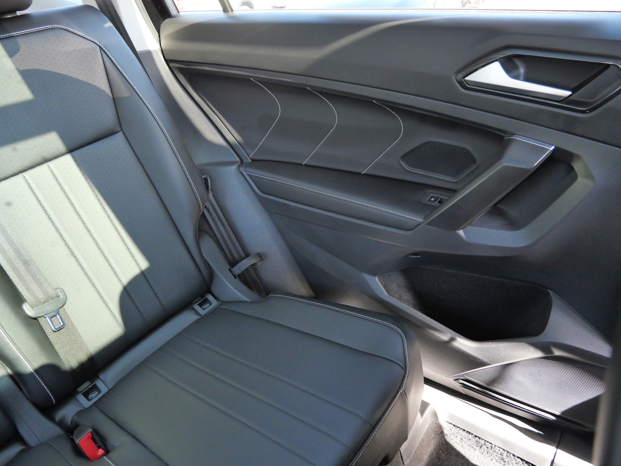 Certified 2022 Volkswagen Tiguan SE w/ Panoramic Sunroof Package image 14