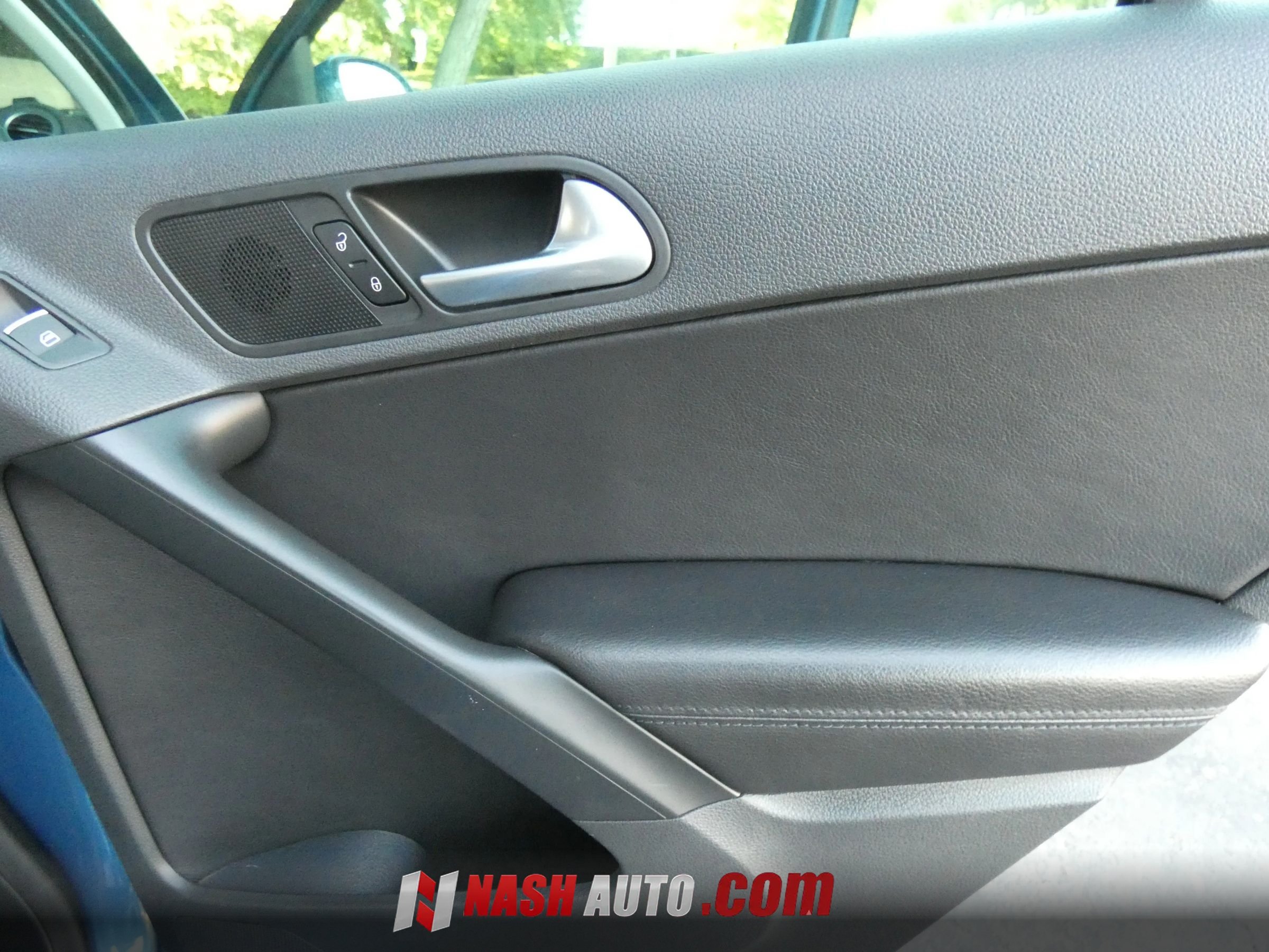 Used 2017 Volkswagen Tiguan SEL FWD image 41