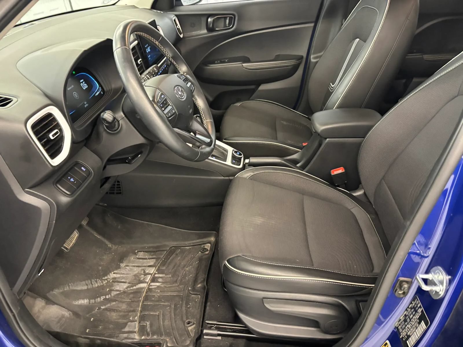 Used 2023 Hyundai Venue Limited FWD image 22