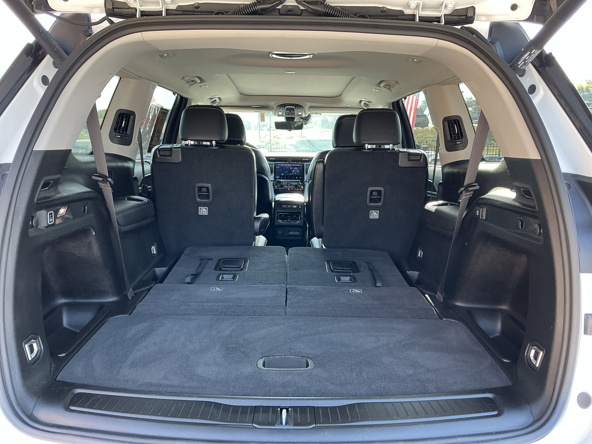 Used 2023 Jeep Grand Cherokee L Limited w/ Luxury Tech Group II AWD/4WD image 5
