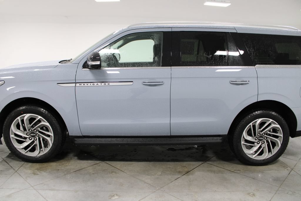 New 2027 Lincoln Navigator Premiere RWD image 5