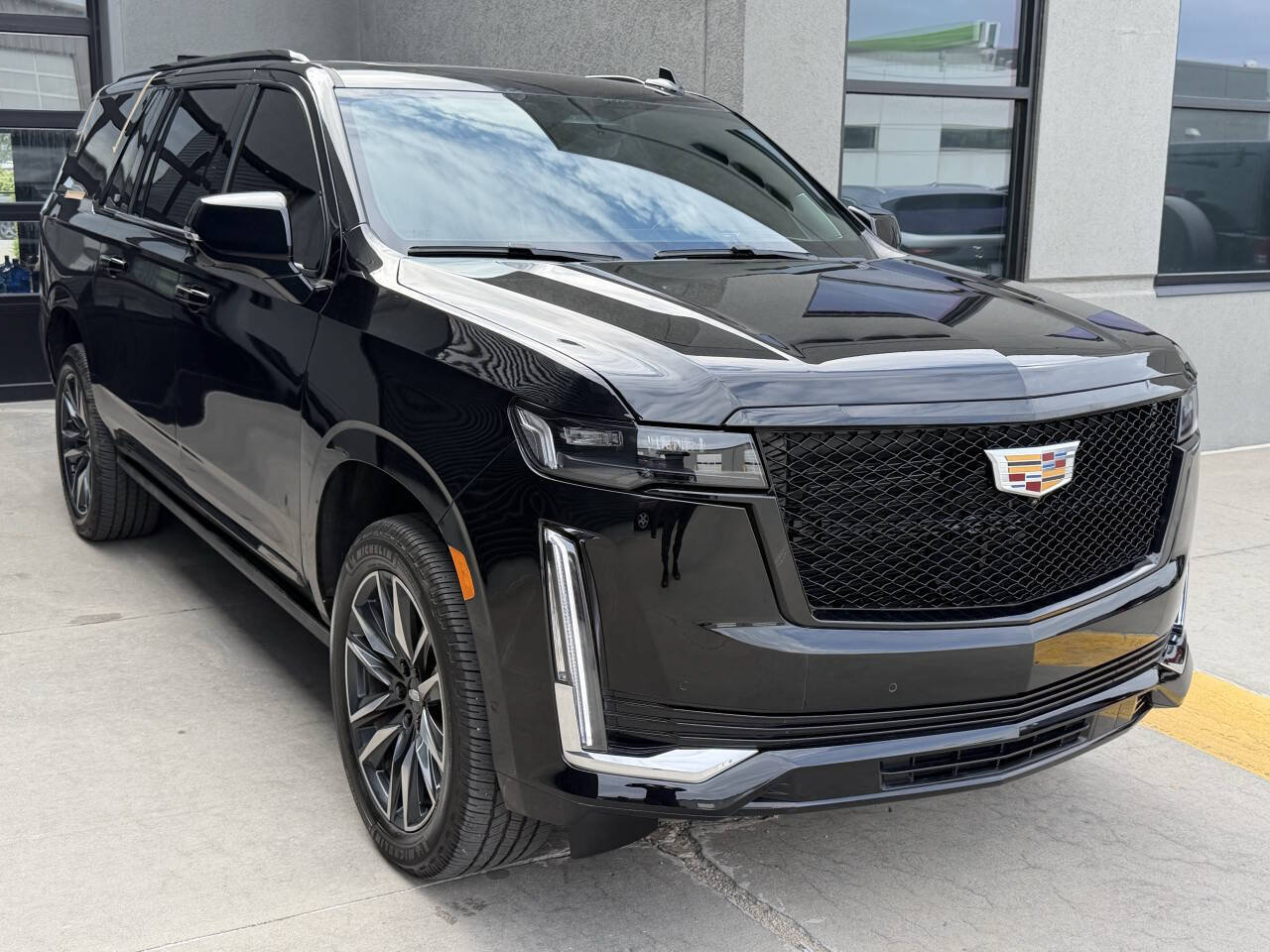 Used 2023 Cadillac Escalade ESV Sport Platinum w/ LPO, ONYX Package AWD/4WD image 7