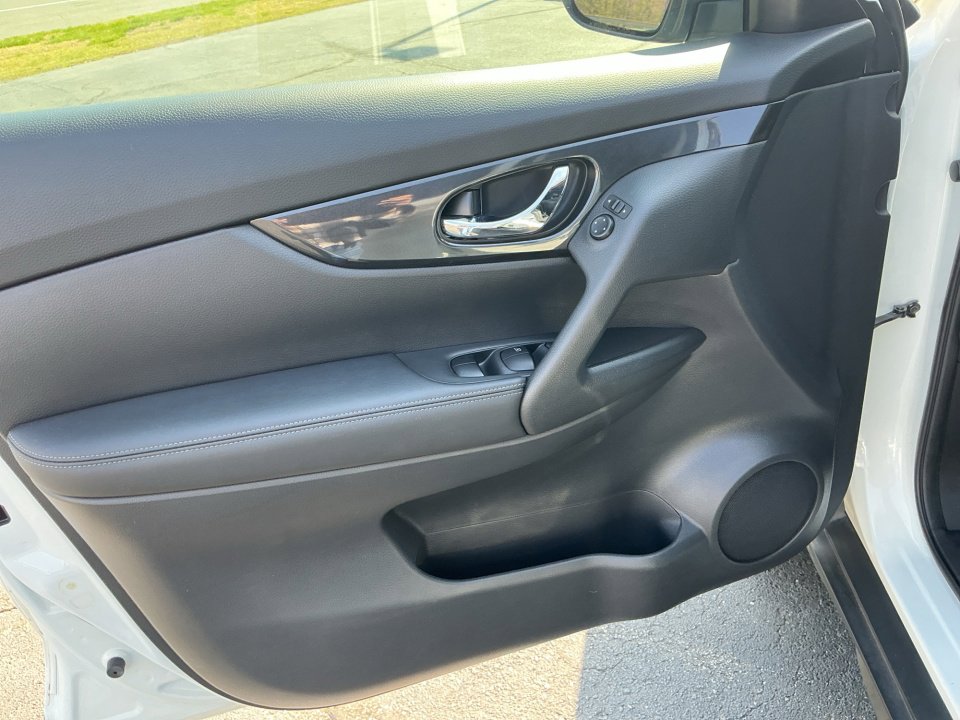 Used 2018 Nissan Rogue SV image 36