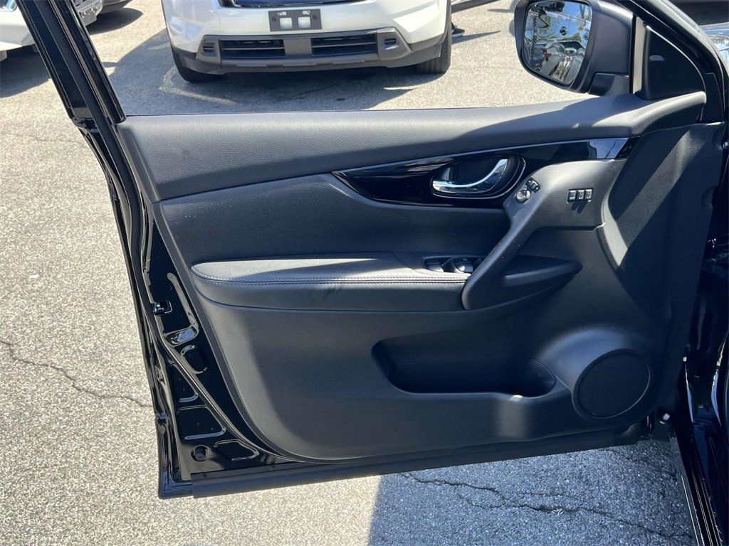 Used 2022 Nissan Rogue Sport SV w/ Technology Package image 15