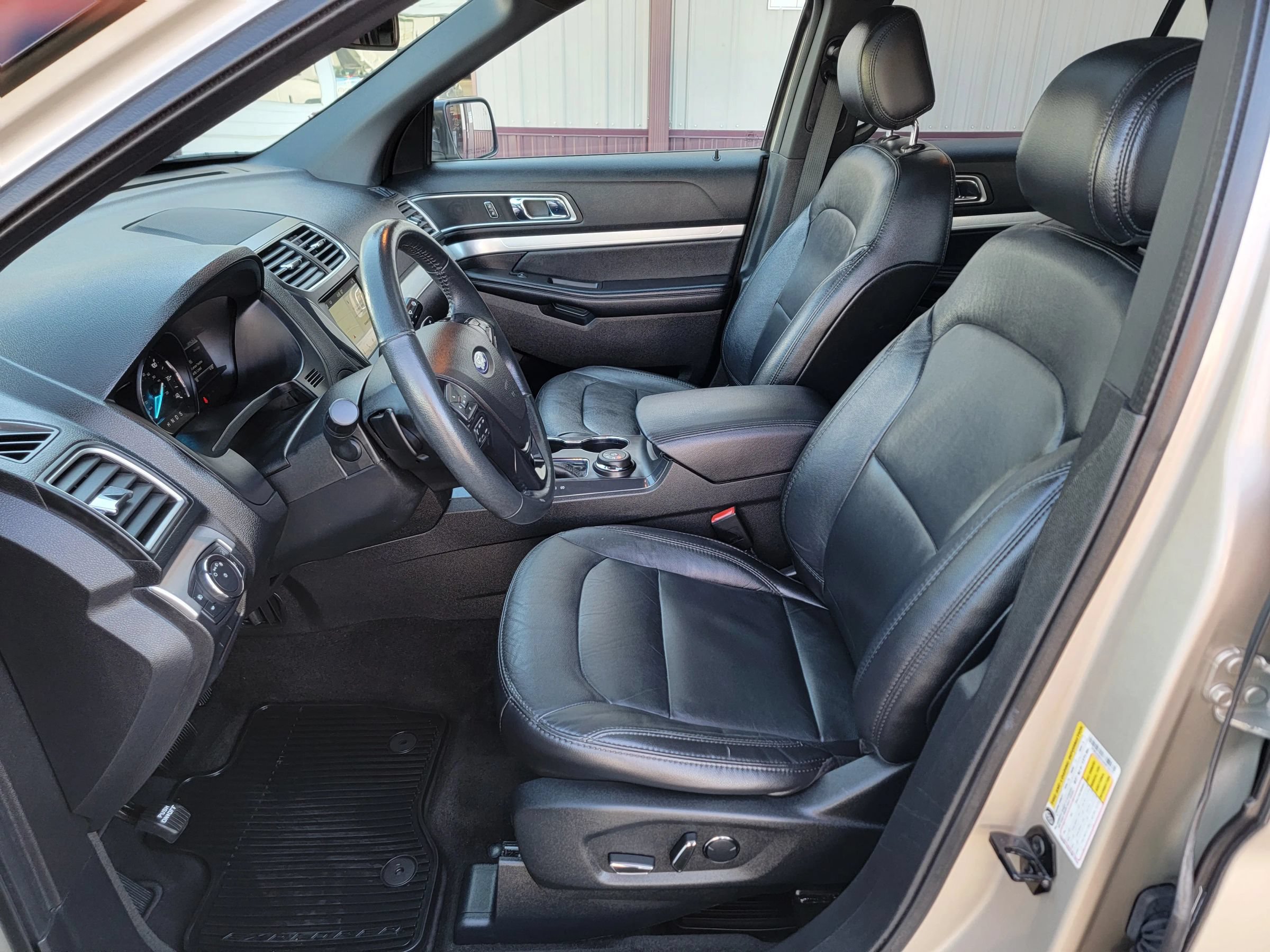 Used 2017 Ford Explorer XLT w/ Equipment Group 202A AWD/4WD image 12