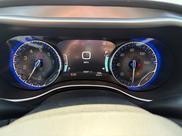 Used 2025 Chrysler Pacifica Select FWD image 8