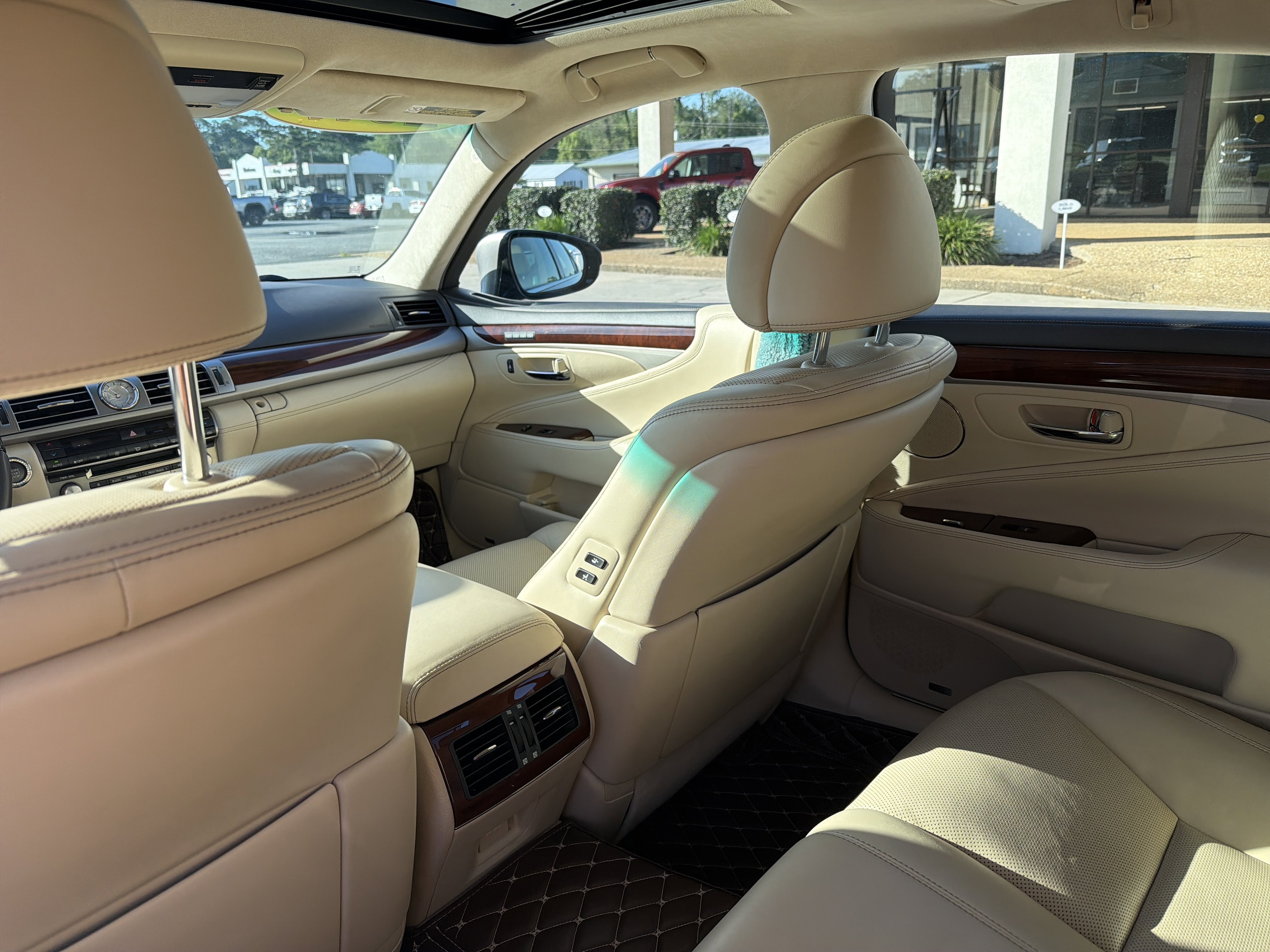 Used 2017 Lexus LS 460 RWD image 26