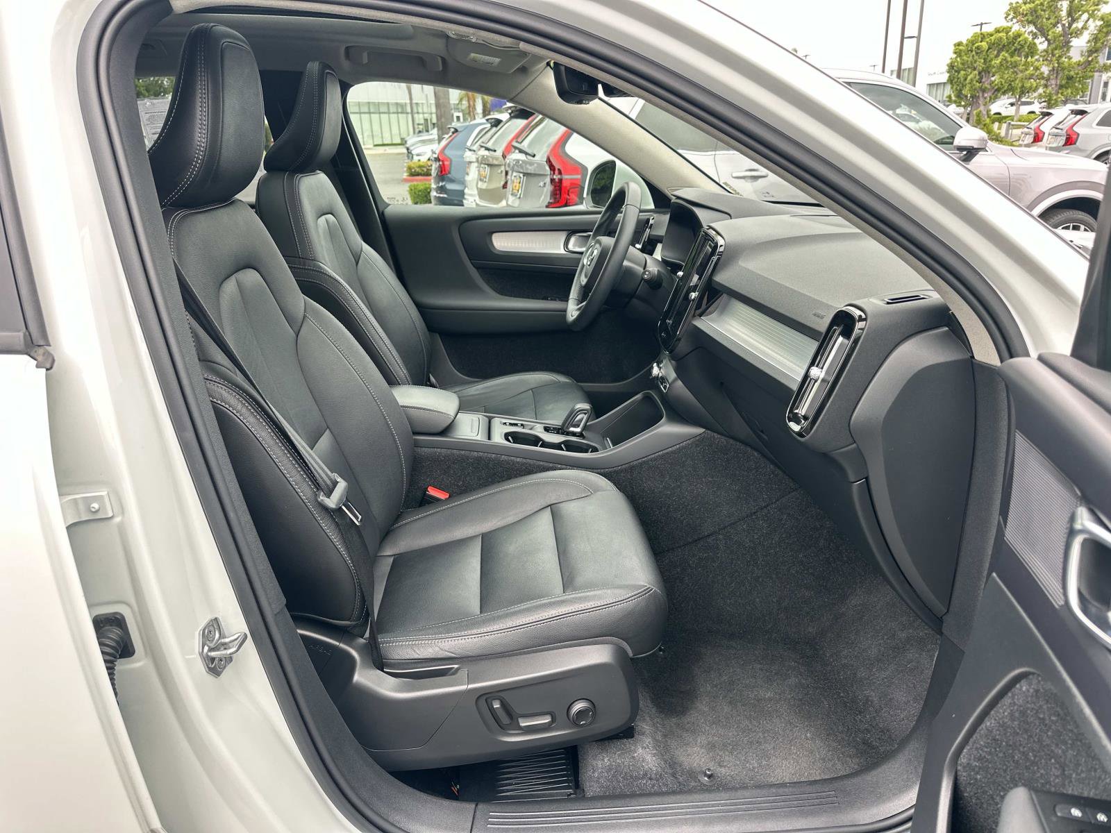 Certified 2021 Volvo XC40 T5 Momentum w/ Premium Package image 25