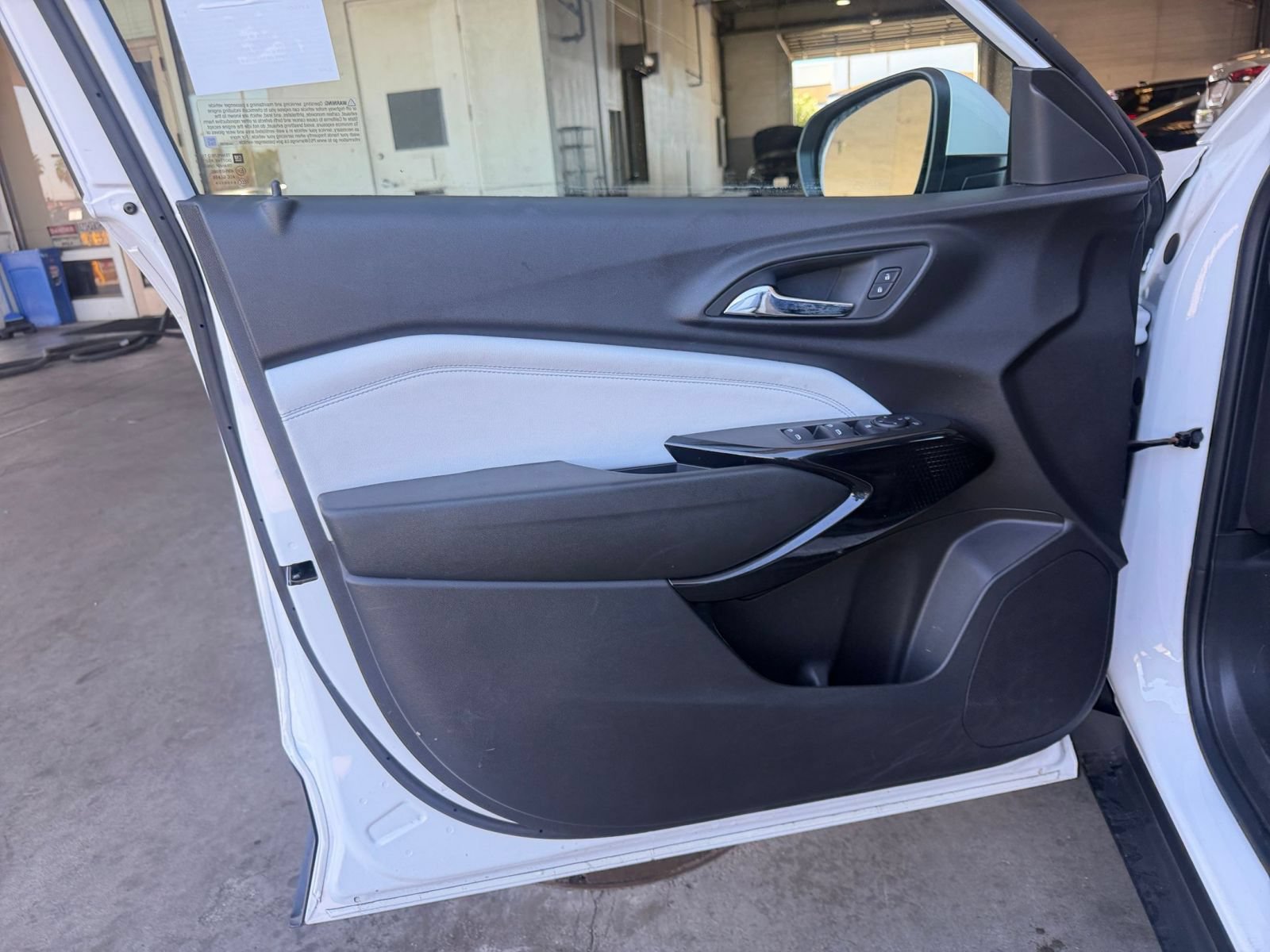 Used 2025 Chevrolet Trax LT w/ LT Convenience Package FWD image 18