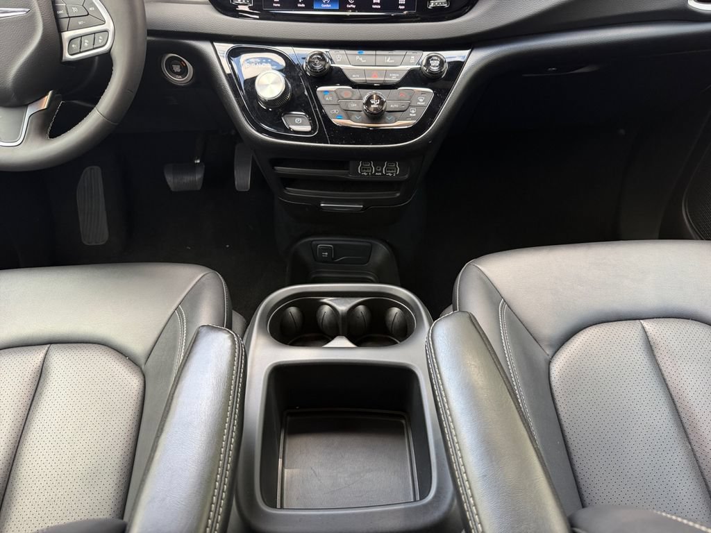 Used 2025 Chrysler Pacifica Select FWD image 11