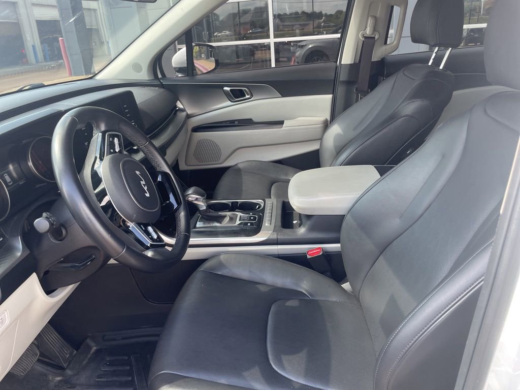 Used 2023 Kia Carnival LX image 20