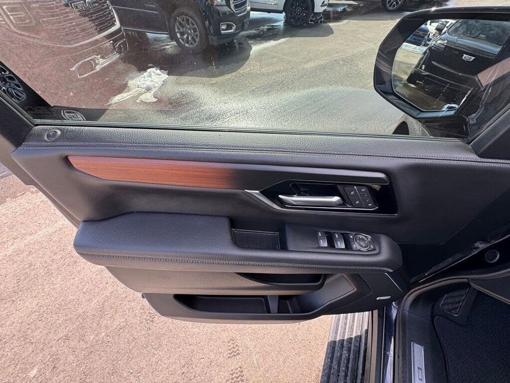 Used 2025 GMC Yukon Denali w/ Sun & Power Step Package image 13