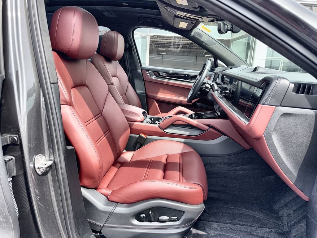 Used 2024 Porsche Cayenne Turbo AWD/4WD image 28