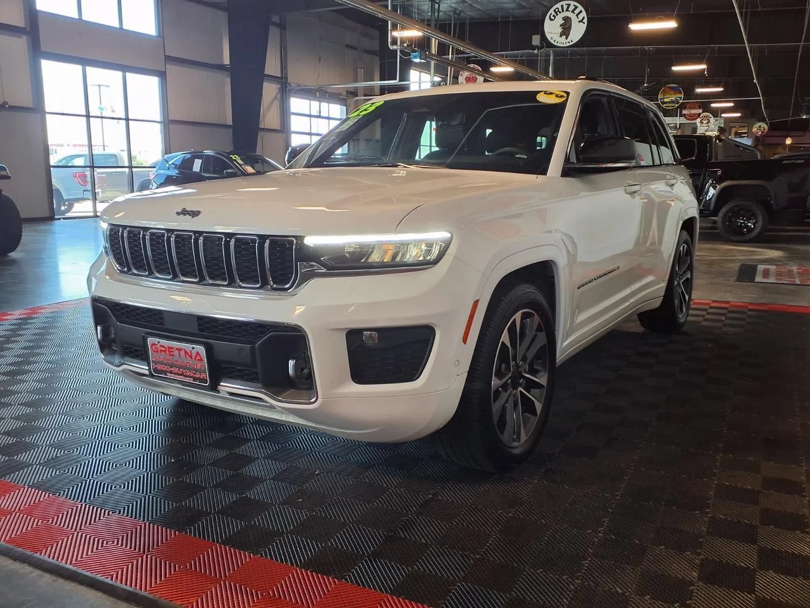 Used 2023 Jeep Grand Cherokee Overland w/ Luxury Tech Group IV AWD/4WD image 4