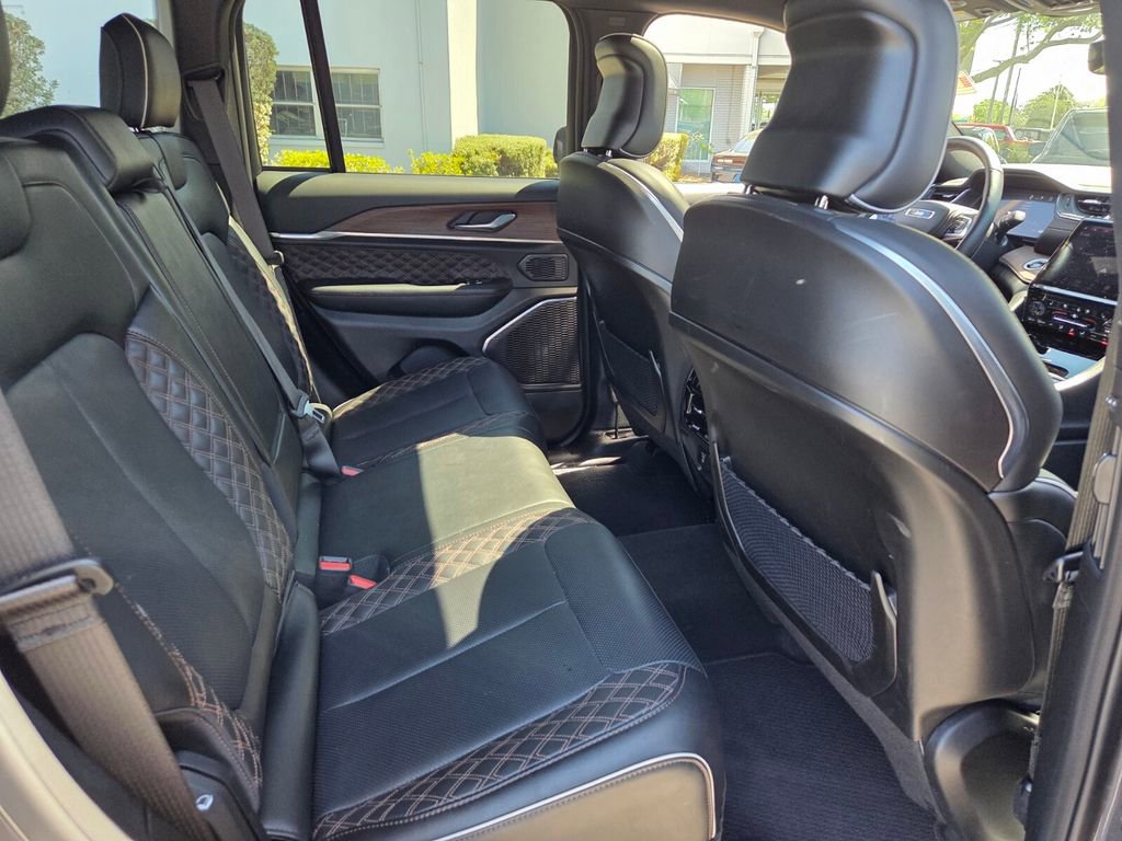 Used 2025 Jeep Grand Cherokee Summit AWD/4WD image 32