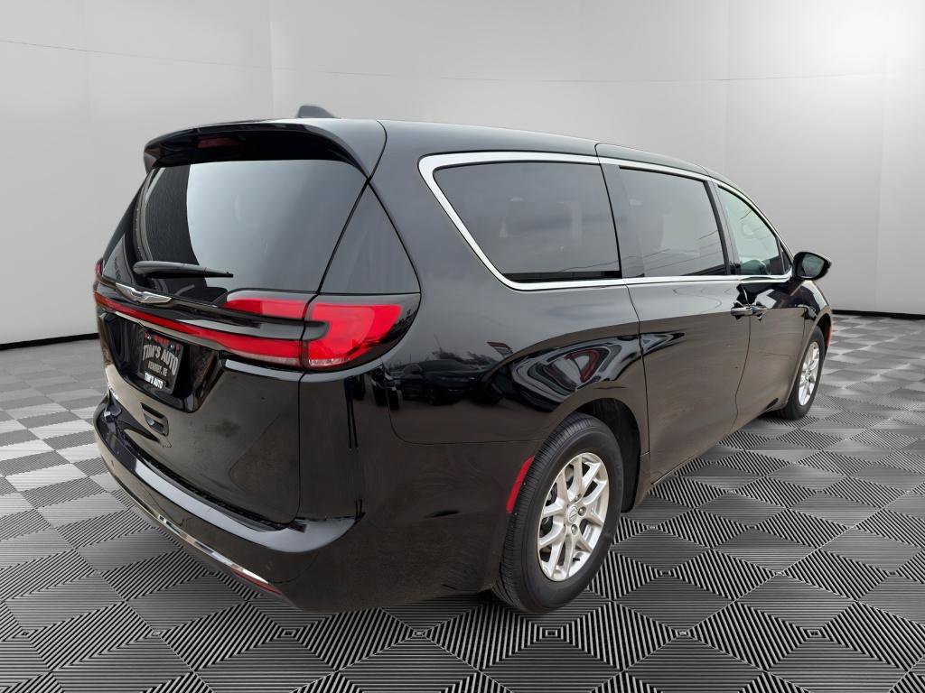 Used 2026 Chrysler Pacifica Select image 3