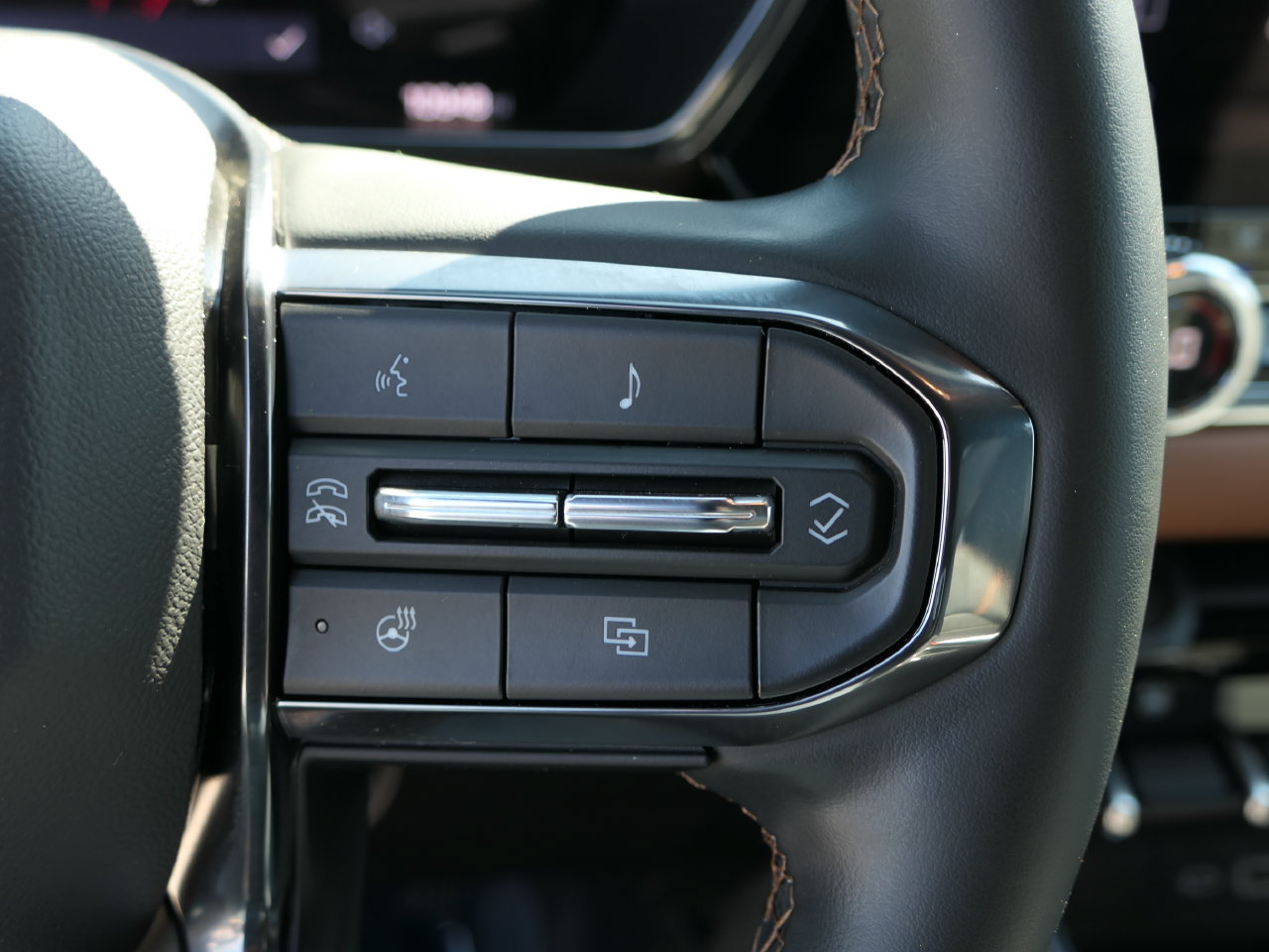 Used 2025 GMC Canyon AT4 w/ AT4 Premium Package AWD/4WD image 17