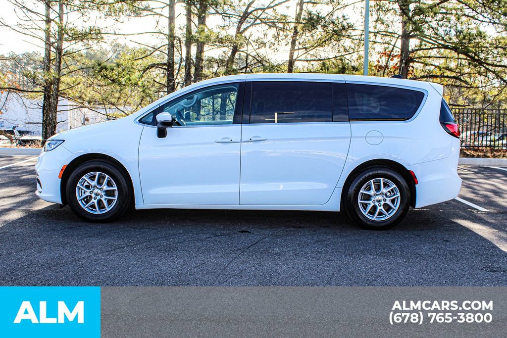 Used 2023 Chrysler Pacifica Touring-L image 7