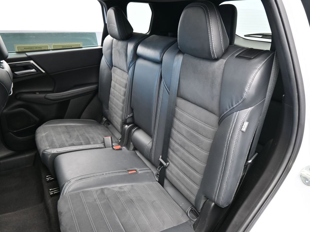 Used 2023 Mitsubishi Outlander SE image 40