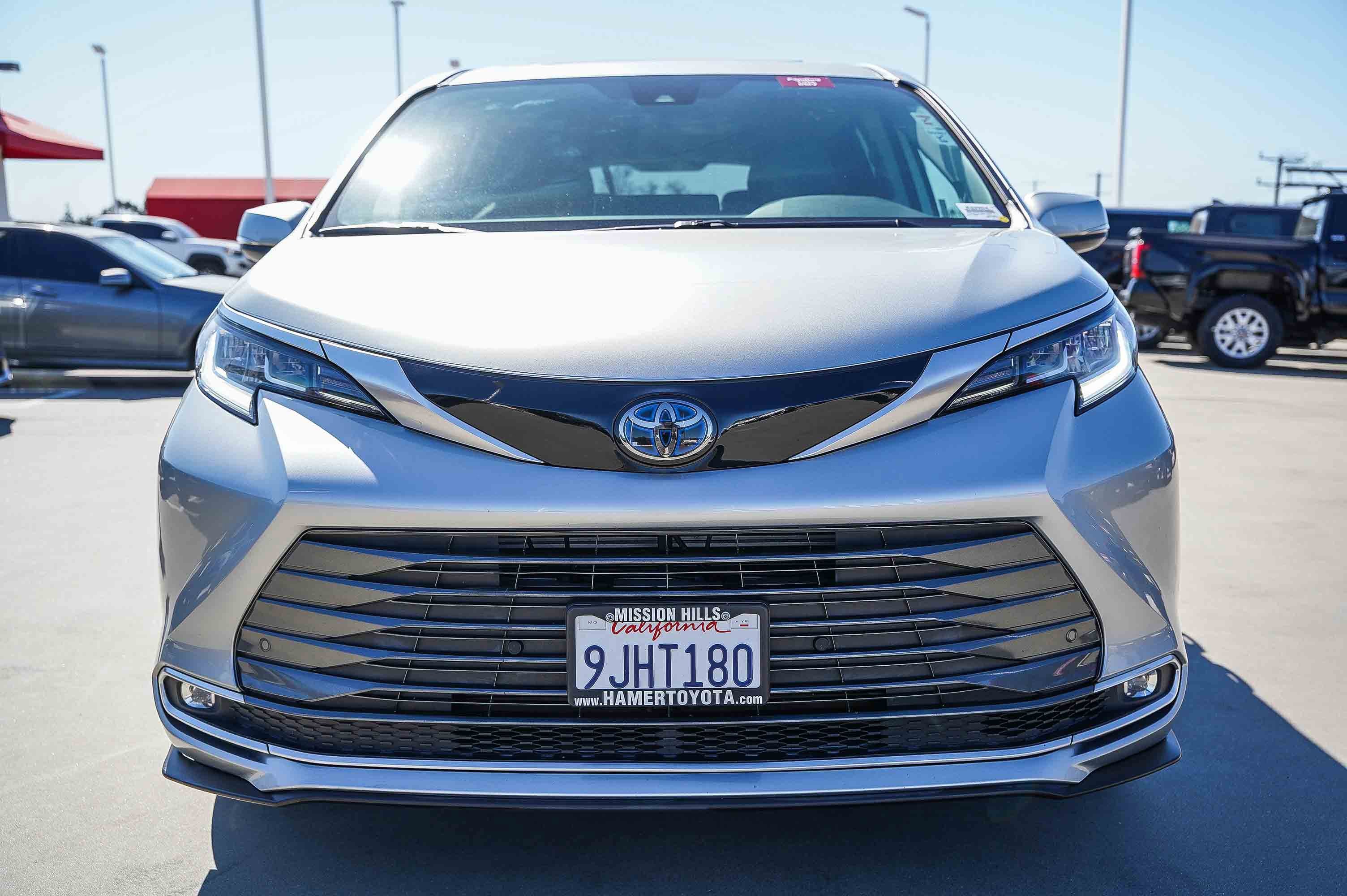 Certified 2023 Toyota Sienna Limited image 2