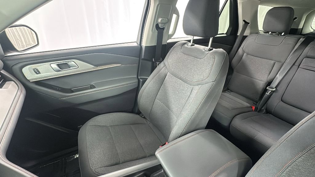 Used 2025 Ford Explorer Active image 31