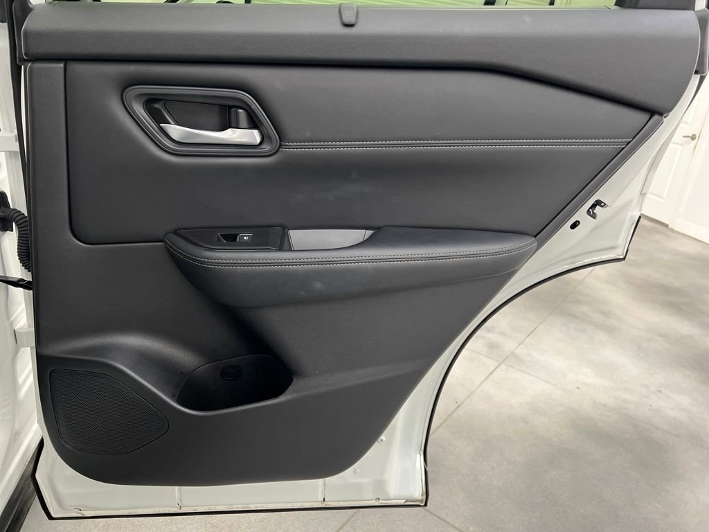 Used 2025 Nissan Rogue SL w/ Tech Package image 19