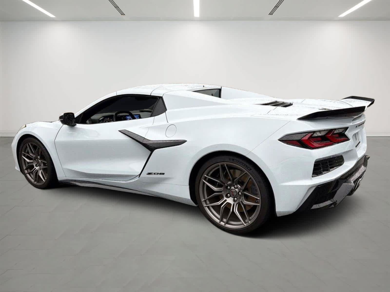 Used 2023 Chevrolet Corvette Z06 RWD image 3