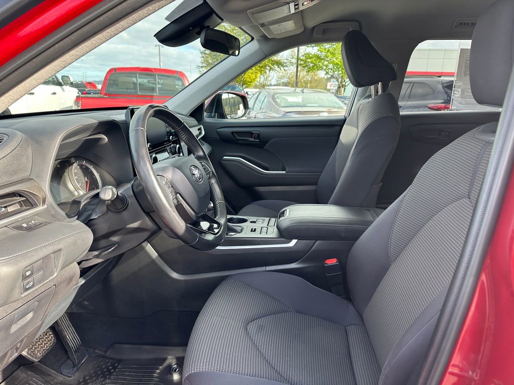 Used 2020 Toyota Highlander LE AWD/4WD image 13