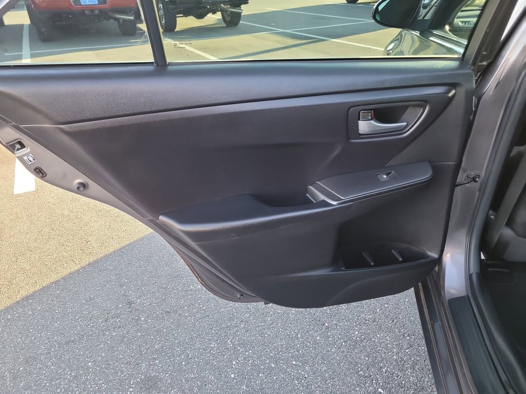 Used 2017 Toyota Camry SE image 9