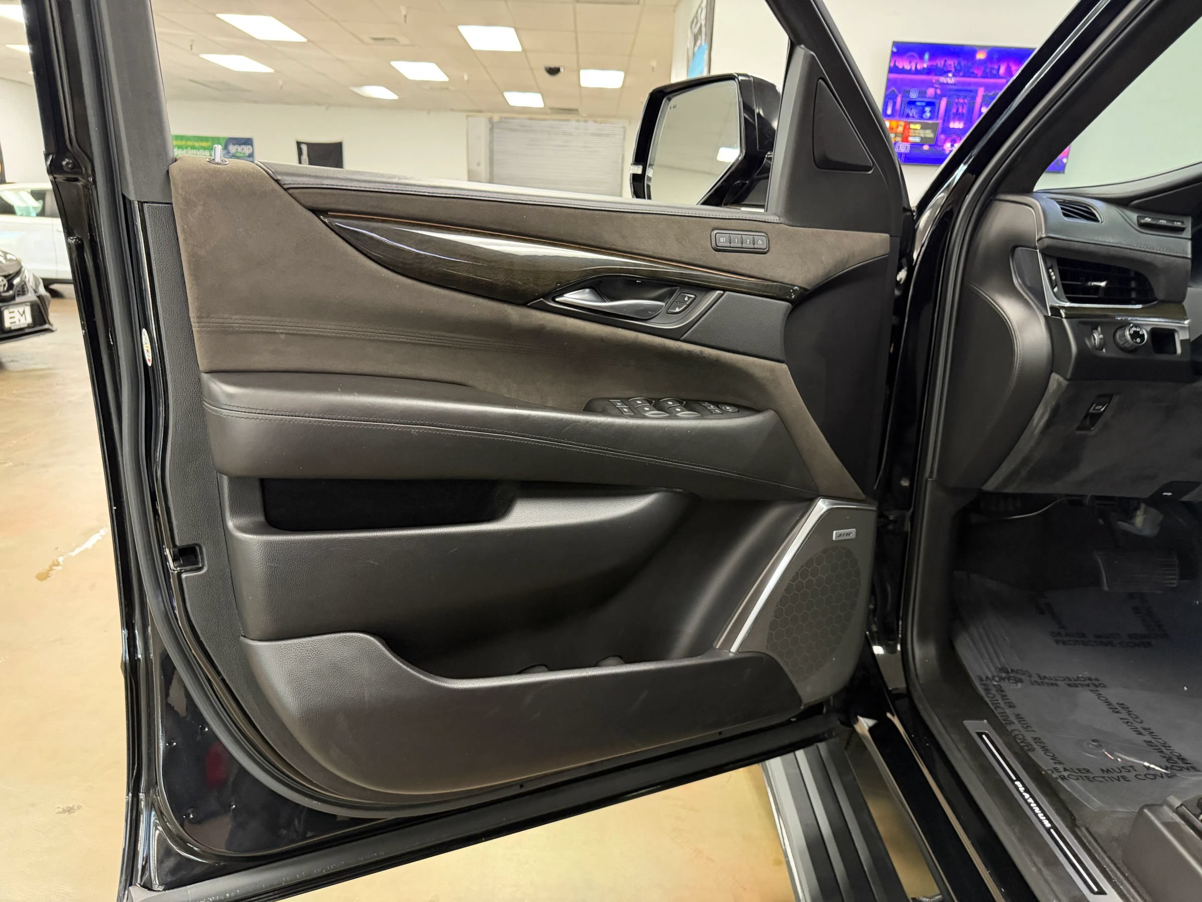 Used 2018 Cadillac Escalade Platinum RWD image 29