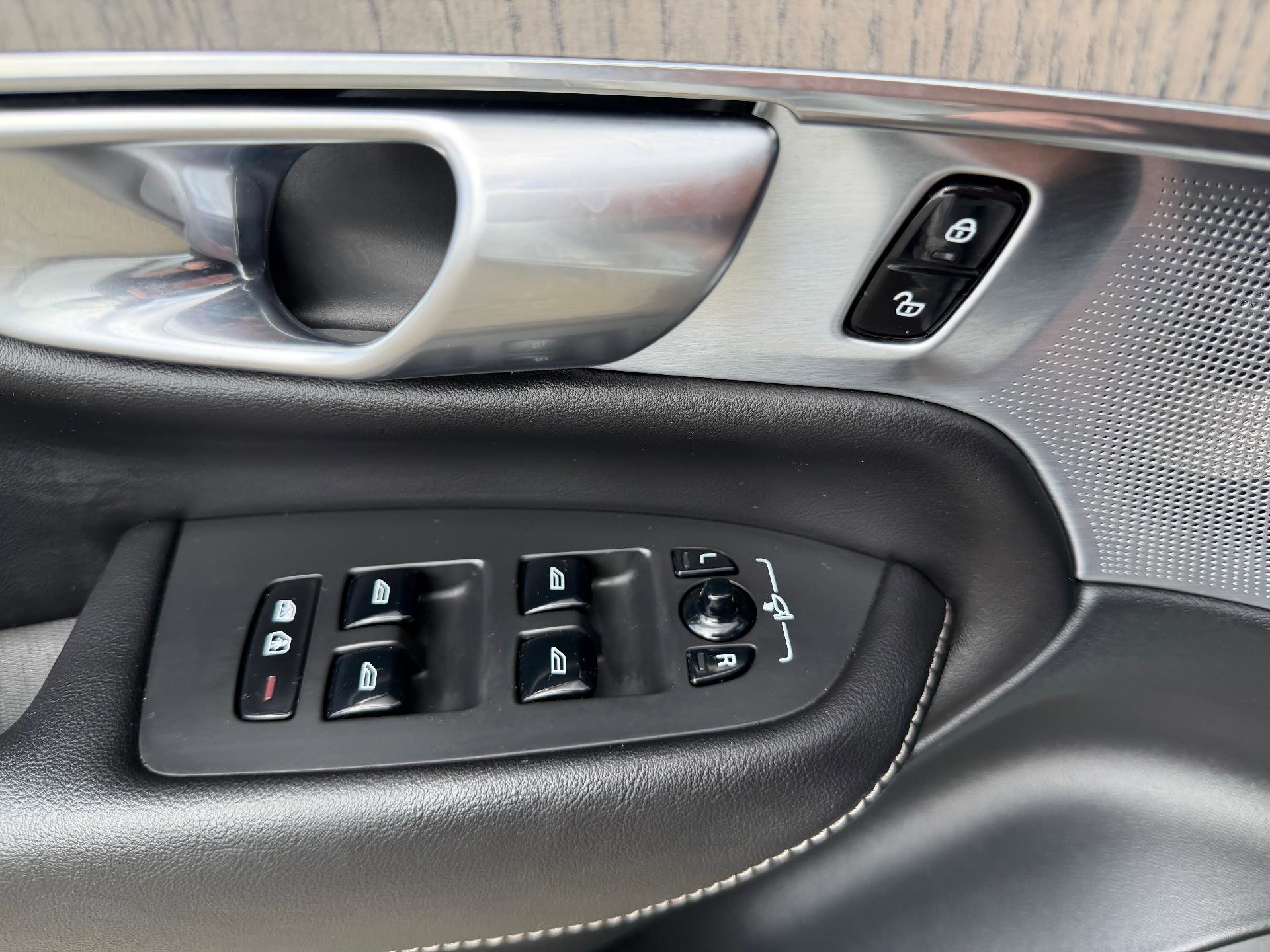 Used 2023 Volvo XC90 T8 Ultimate w/ Protection Package Premier image 34