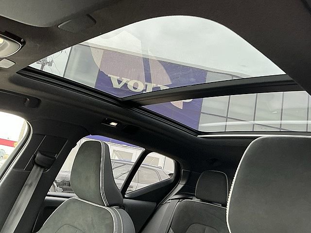 Certified 2025 Volvo XC40 B5 Plus image 17