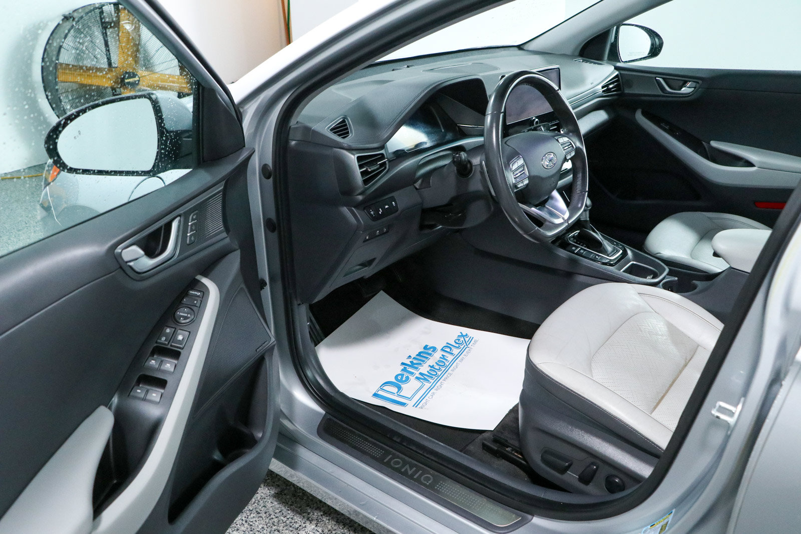 Used 2022 Hyundai Ioniq Limited FWD image 3