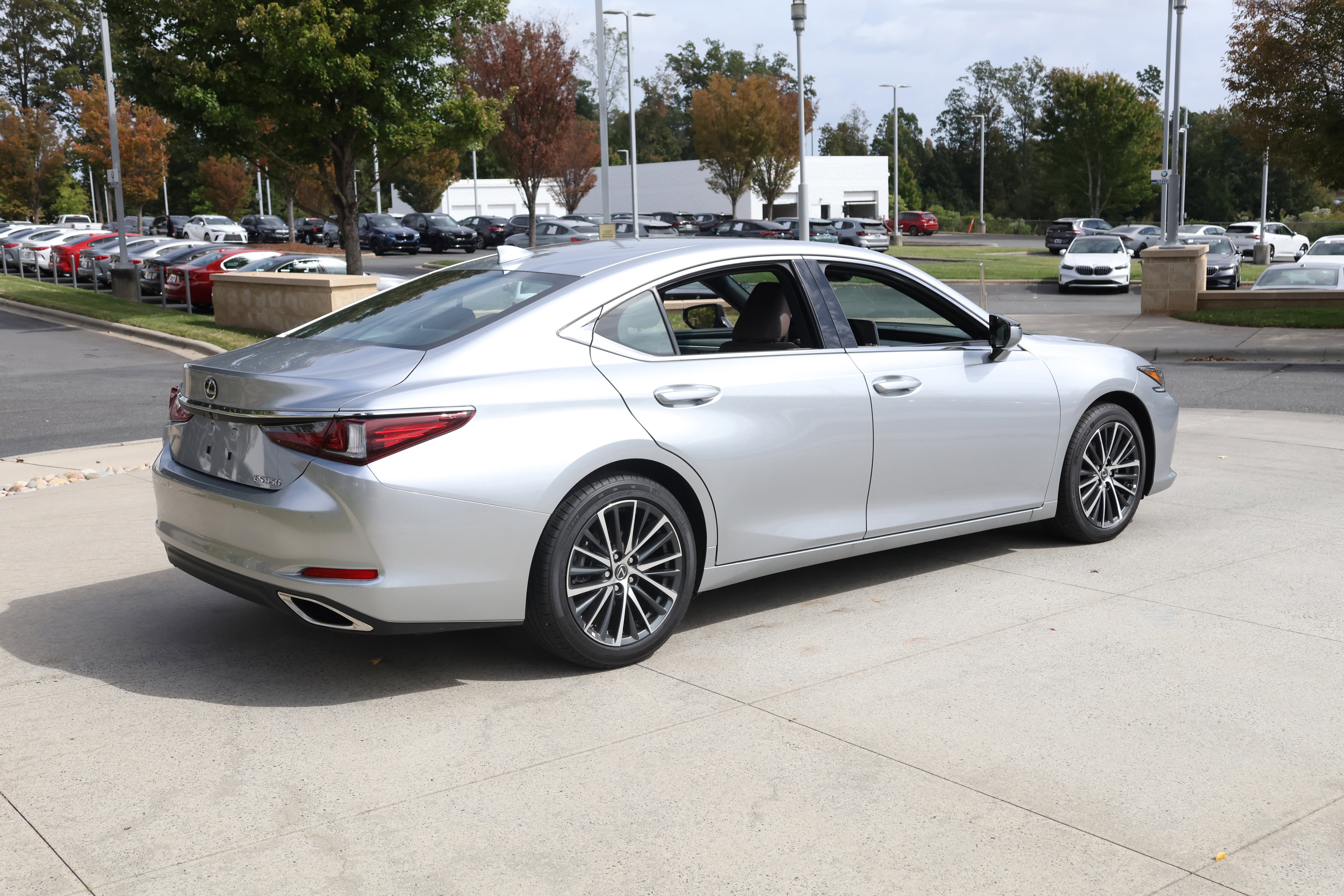Used 2025 Lexus ES 350 w/ Premium Package image 9