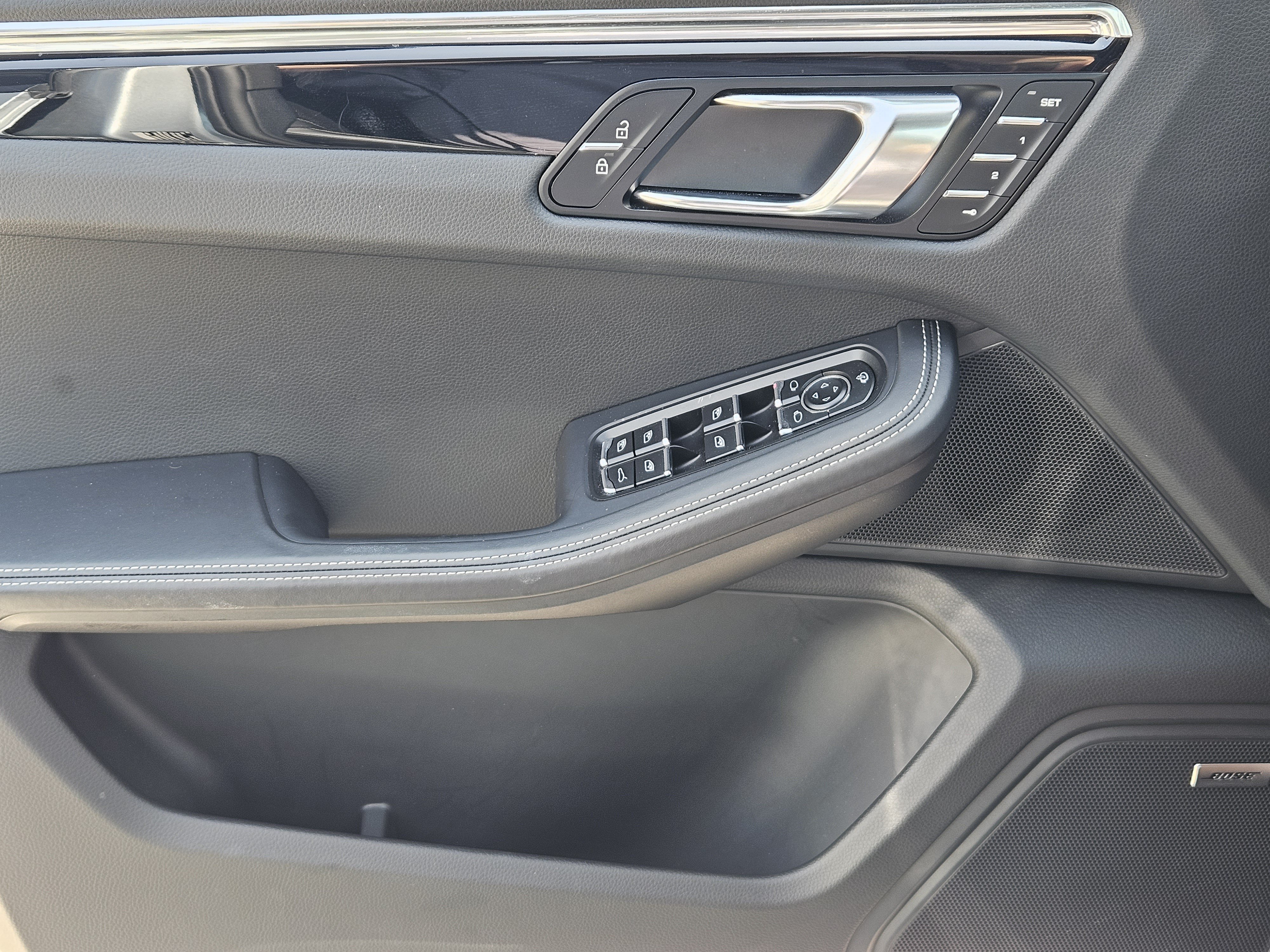 Certified 2025 Porsche Macan AWD/4WD image 22