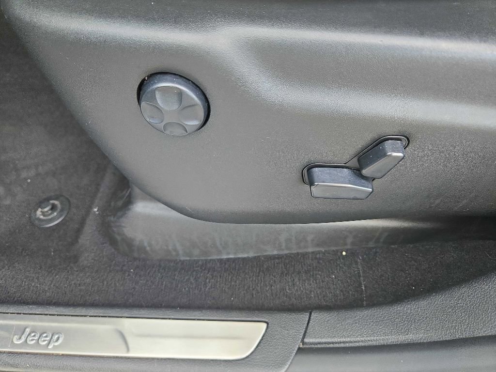 Used 2020 Jeep Grand Cherokee Limited w/ Luxury Group II image 20