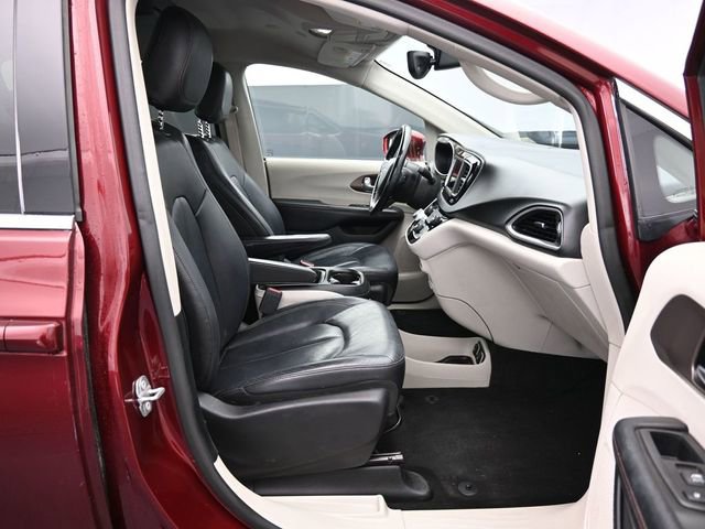 Used 2019 Chrysler Pacifica Touring-L image 45