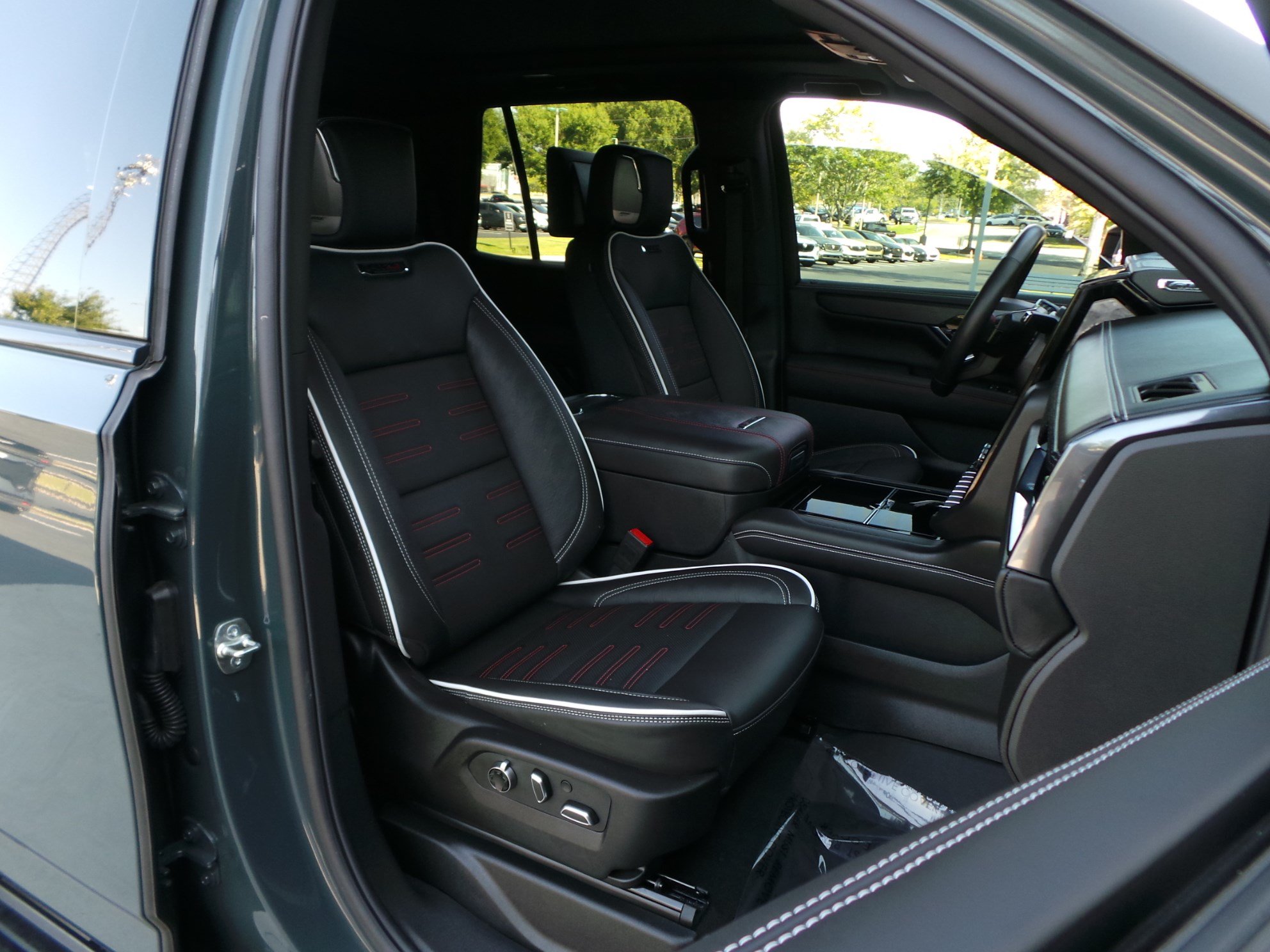 Used 2025 GMC Yukon AT4 Ultimate w/ LPO, Floor Liner Package AWD/4WD image 22