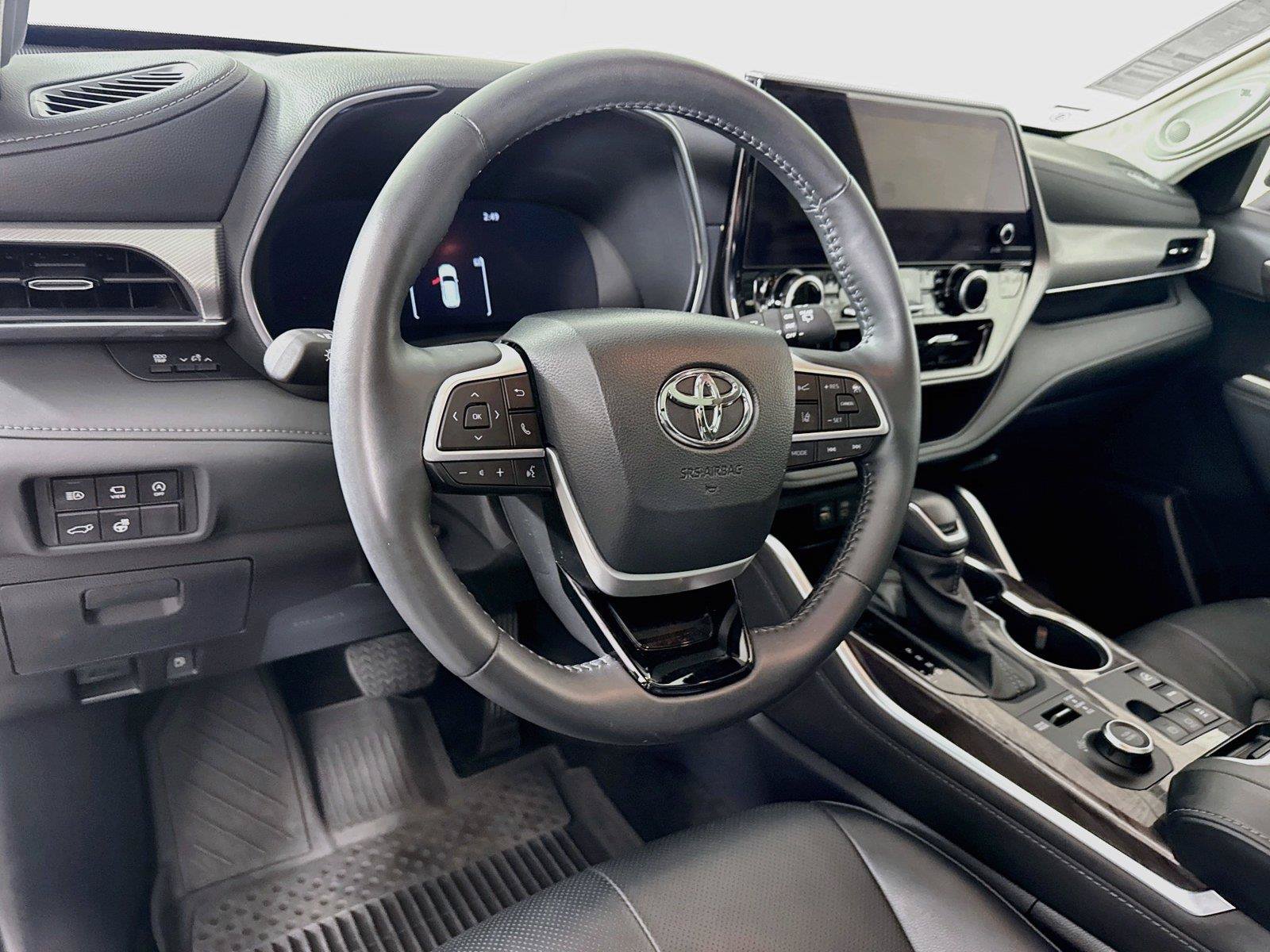 Certified 2025 Toyota Highlander Platinum AWD/4WD image 4