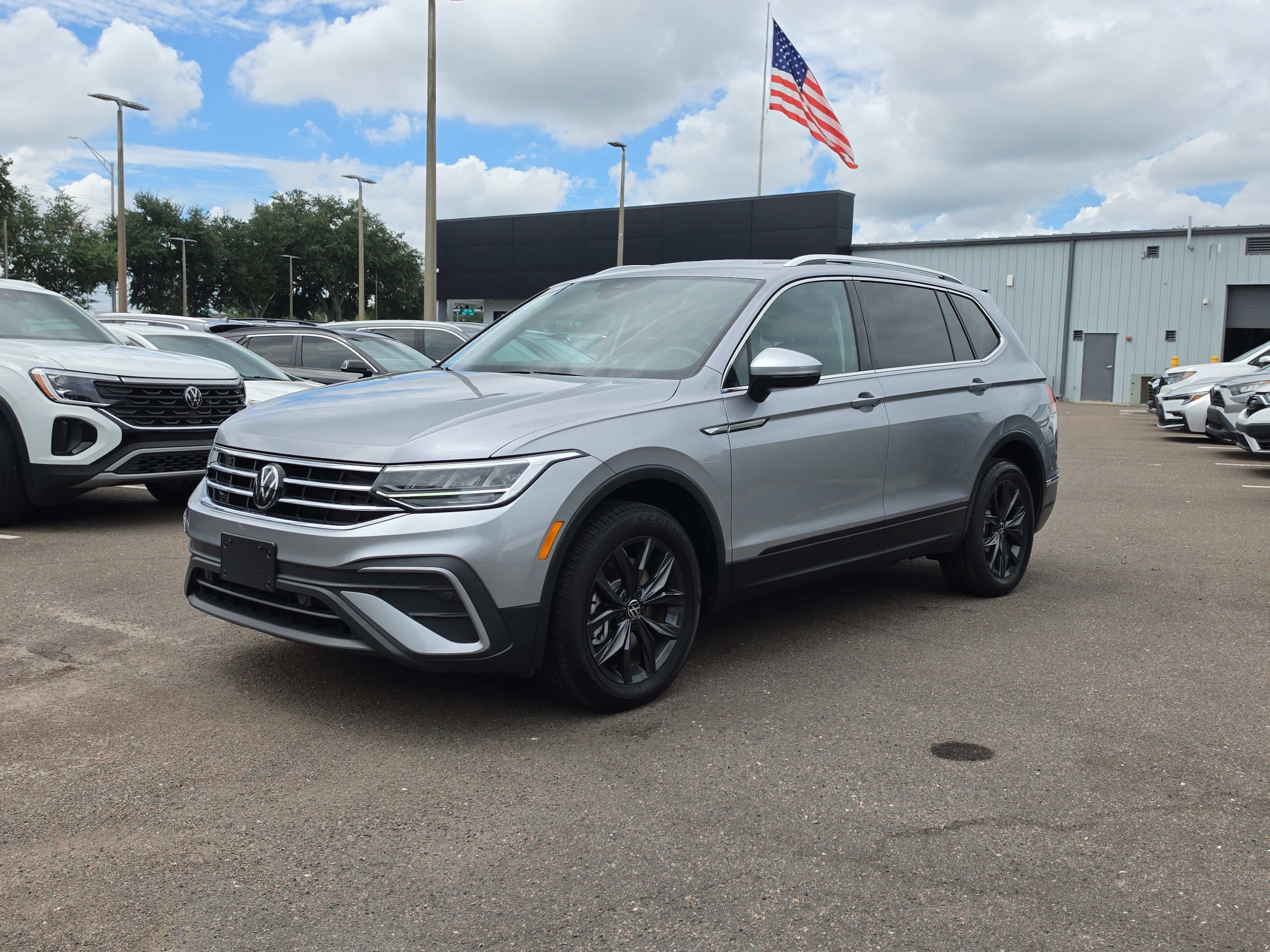 Used 2024 Volkswagen Tiguan SE FWD image 4