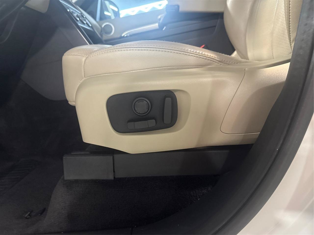 Used 2020 Land Rover Discovery Landmark AWD/4WD image 21