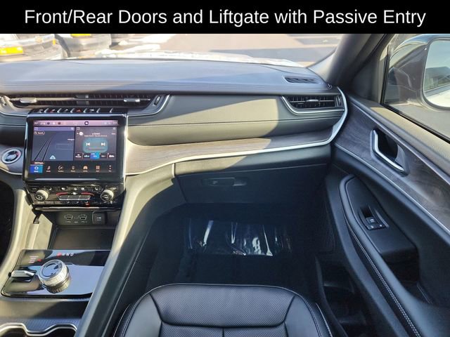 Used 2025 Jeep Grand Cherokee Limited w/ Luxury Tech Group II image 24