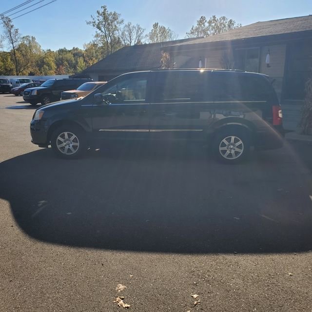 Used 2011 Chrysler Town & Country Touring FWD image 3
