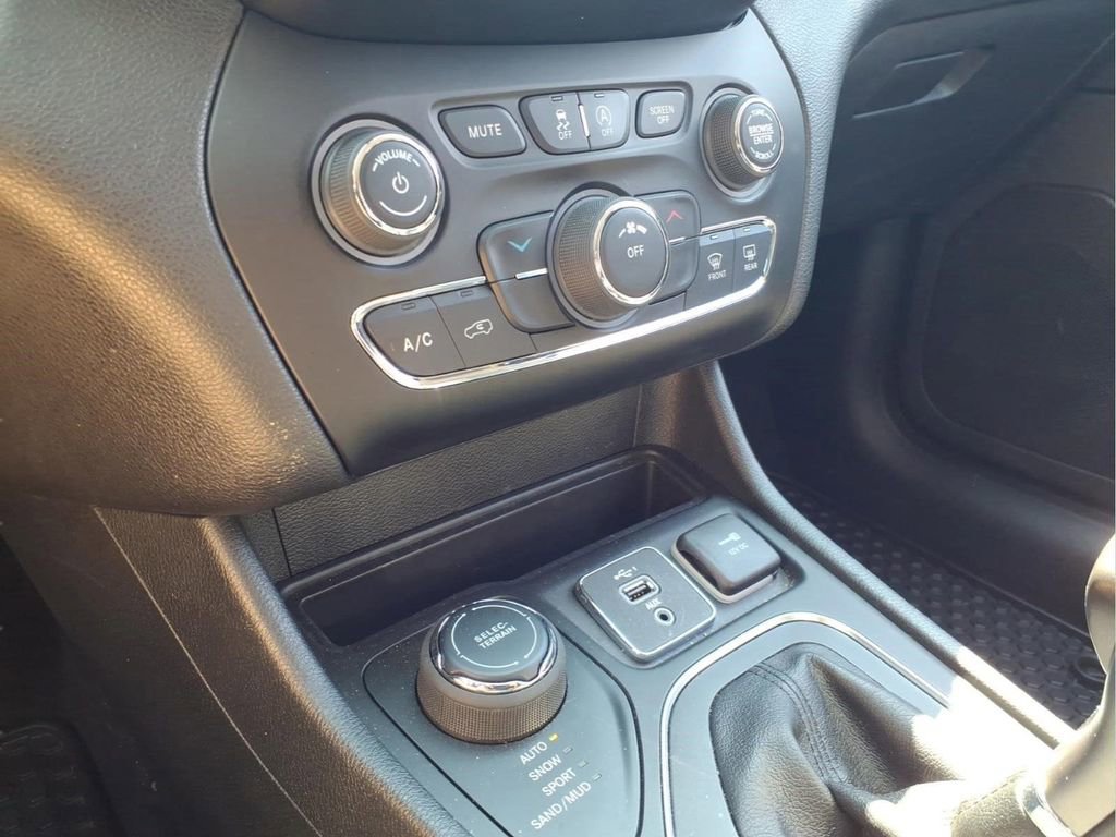 Used 2020 Jeep Cherokee Latitude Plus w/ Cold Weather Group image 26