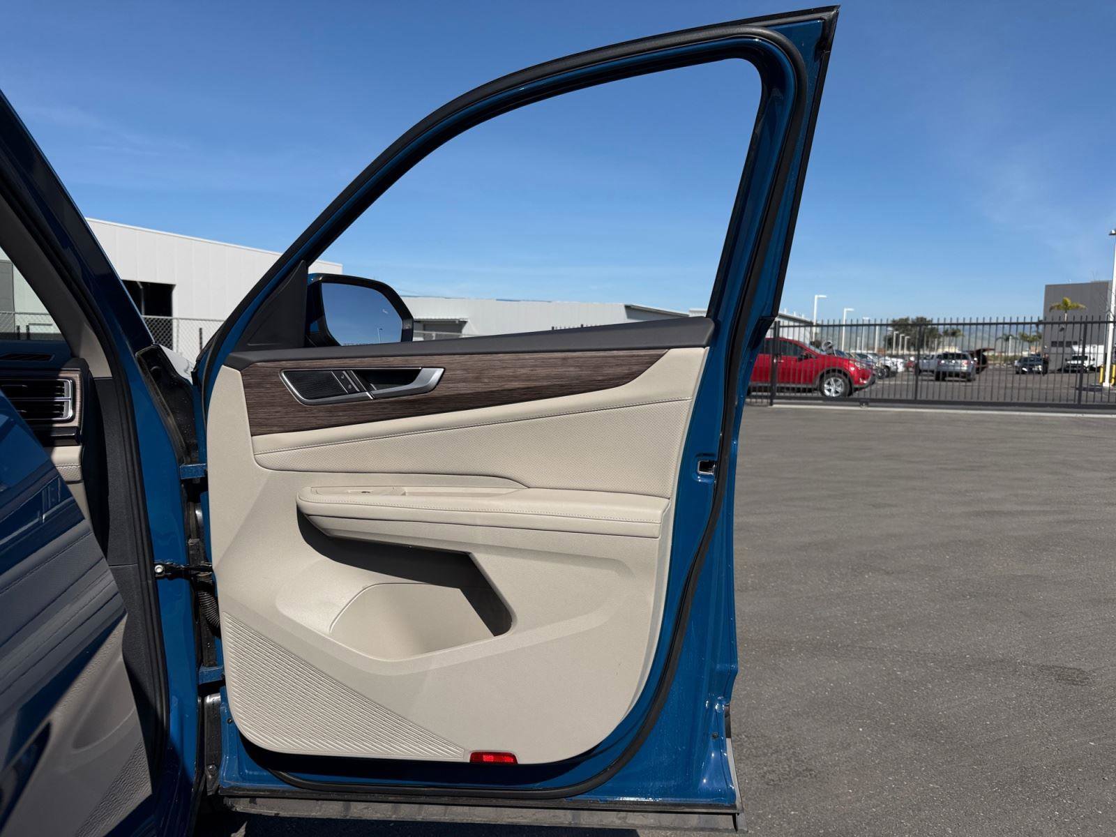 Used 2025 Volkswagen Atlas SEL AWD/4WD image 16