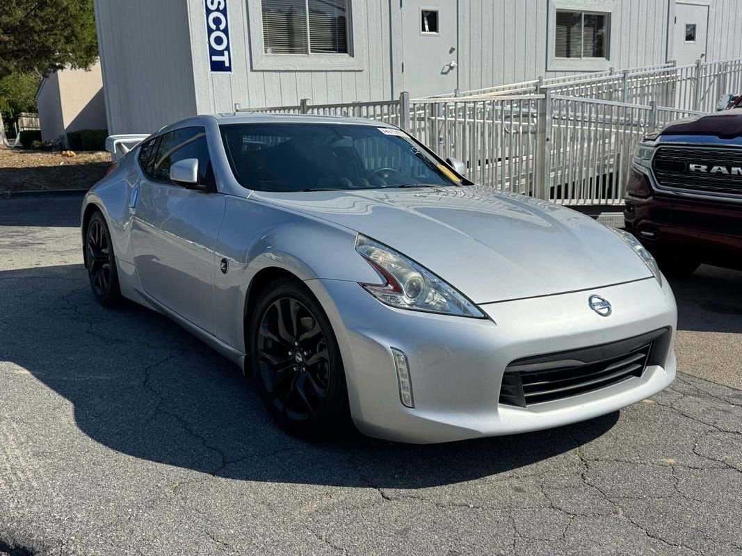 Used 2016 Nissan 370Z Coupe RWD image 2