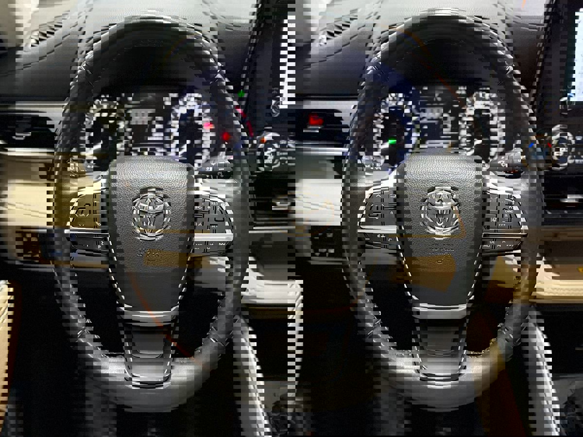 Used 2023 Toyota Highlander XLE image 16