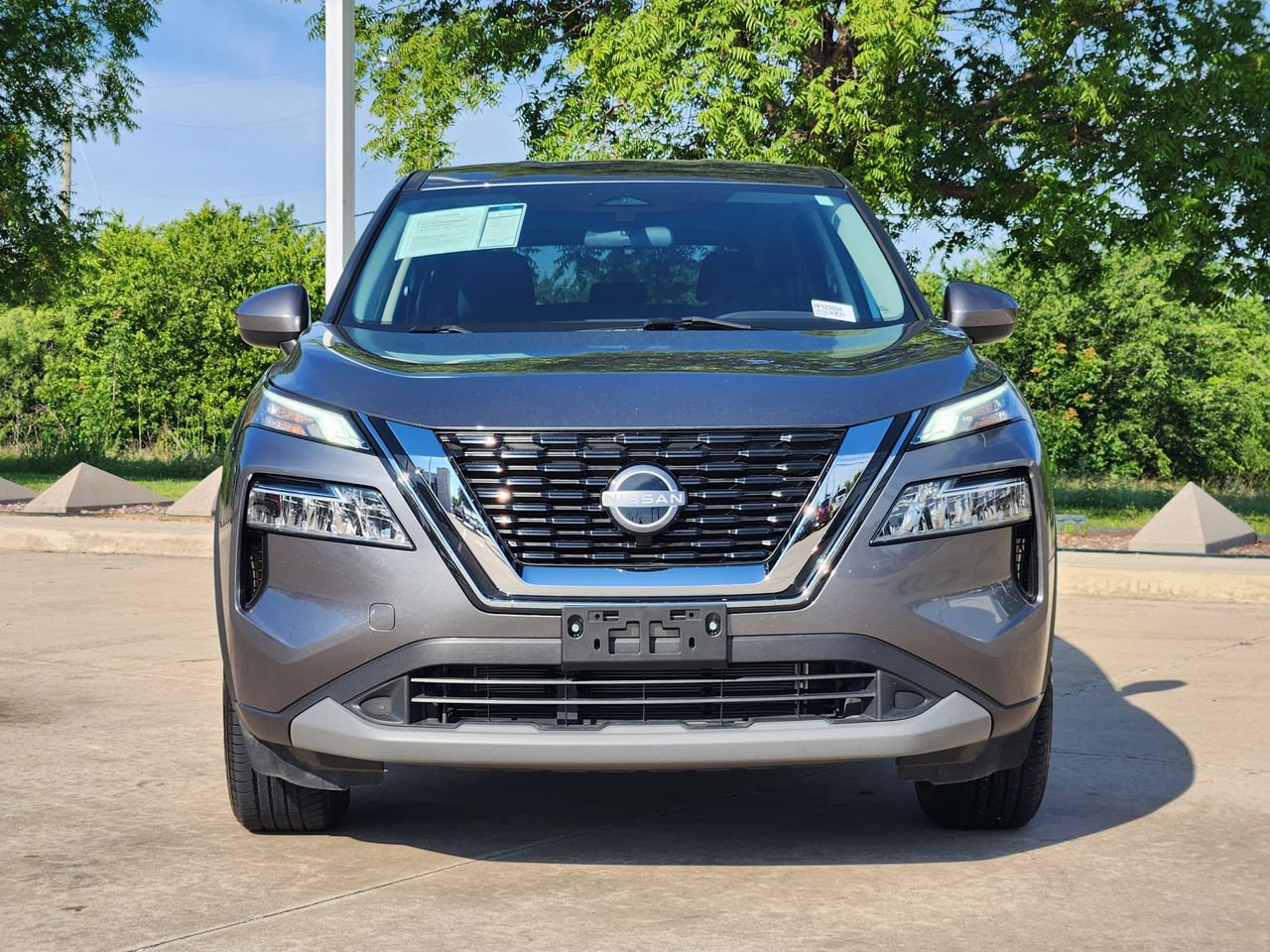 Used 2023 Nissan Rogue SV FWD image 2